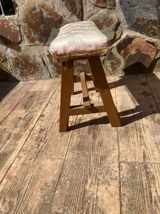 Banco pequeño antiguo tela y madera