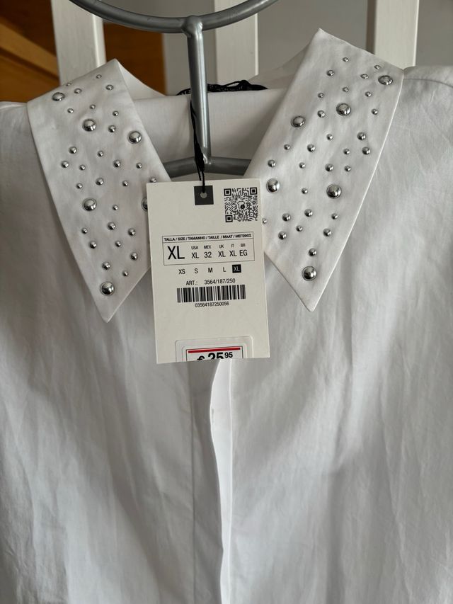 Camisa Zara blanca con tachuelas