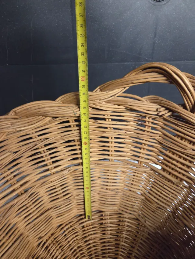 Cesto de mimbre artesanal con asas