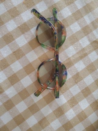 Gafas de sol redondas multicolor.