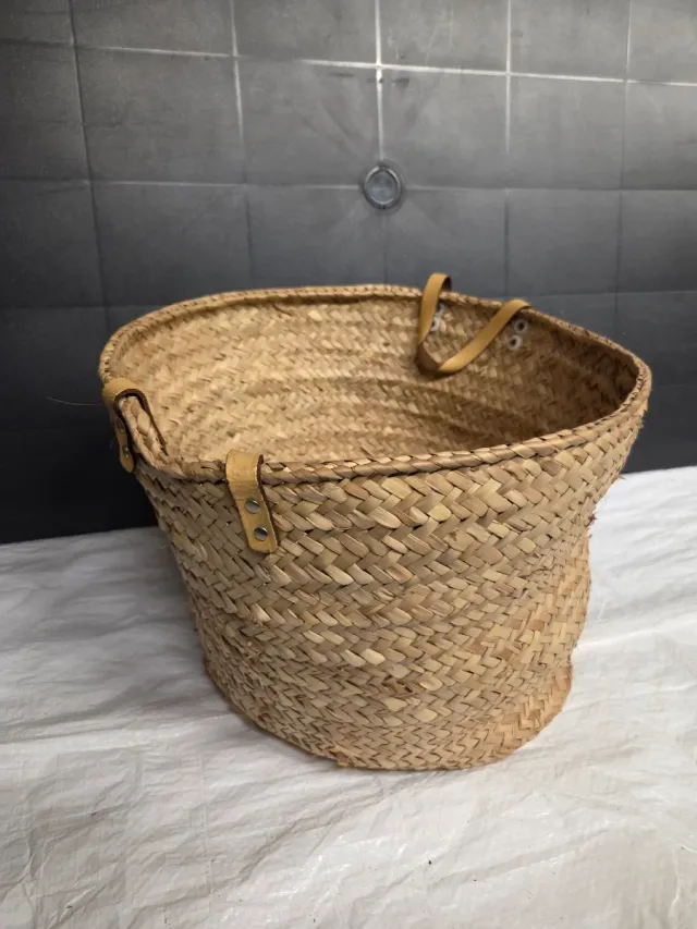 Cesto de yute con asas de cuero
