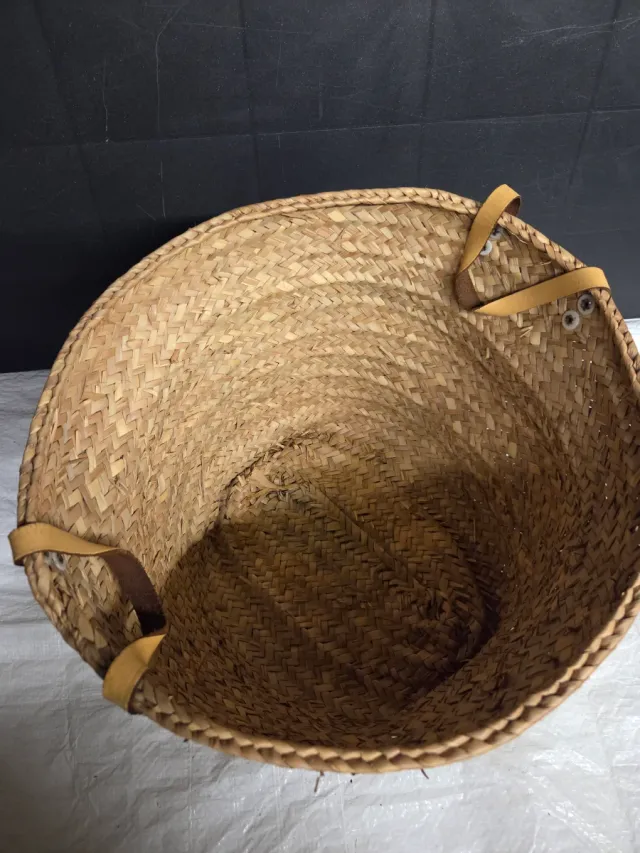 Cesto de yute con asas de cuero