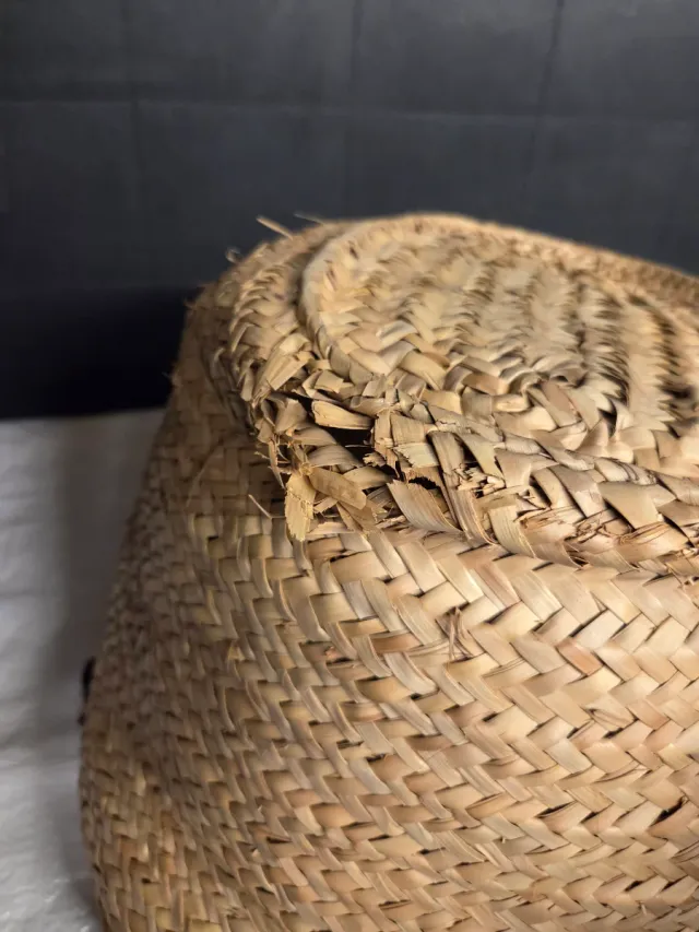 Cesto de yute con asas de cuero