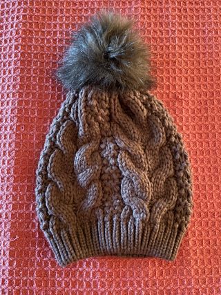 GORRO POMPÓN MARRÓN