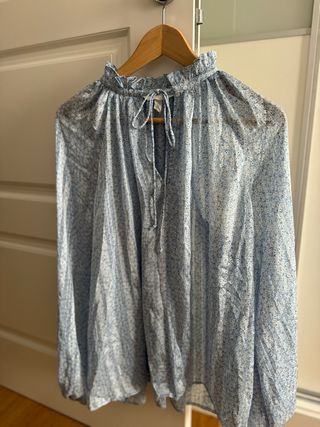 Blusa floral azul y blanca