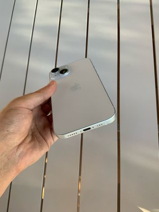 iPhone 15 con funda MagSafe transparente