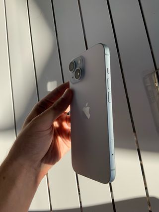 iPhone 15 con funda MagSafe transparente