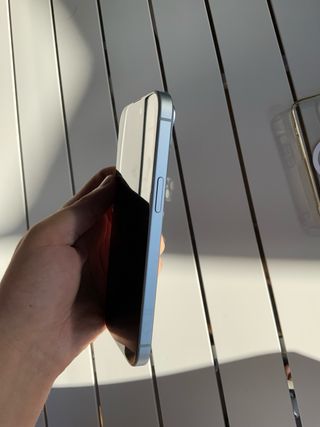 iPhone 15 con funda MagSafe transparente