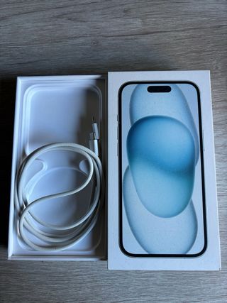 iPhone 15 con funda MagSafe transparente