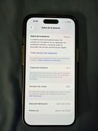 iPhone 15 con funda MagSafe transparente