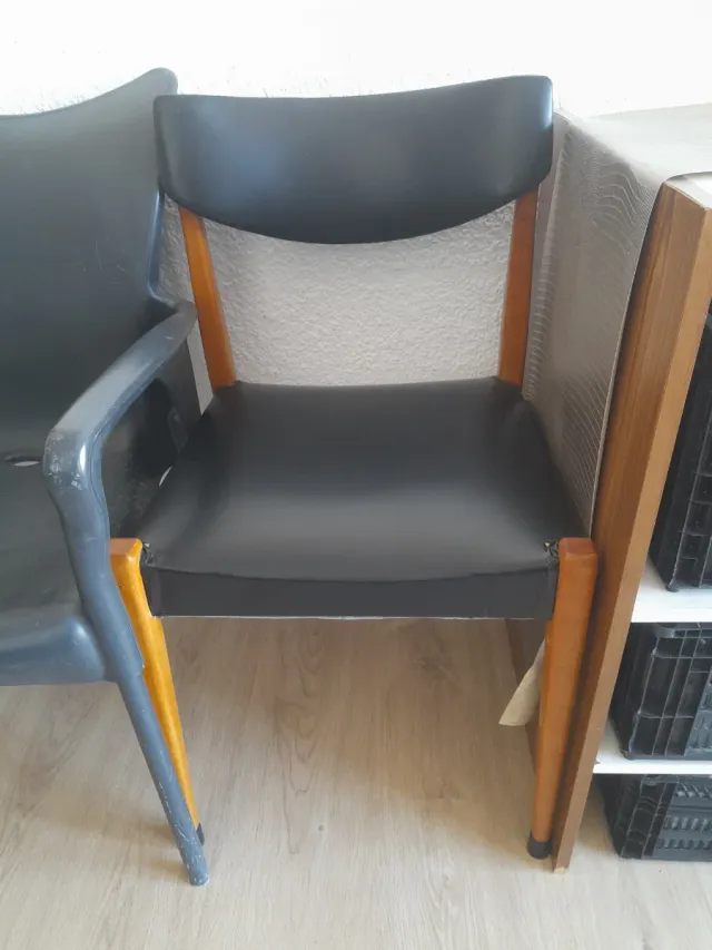 Silla retro madera y polipiel negra