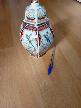 Jarrón porcelana decorativo pájaros y flores.