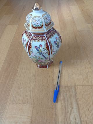 Jarrón porcelana decorativo pájaros y flores.
