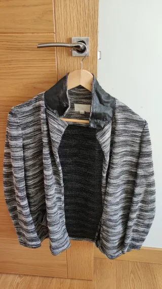 Americana tejida con cuello de piel sintética