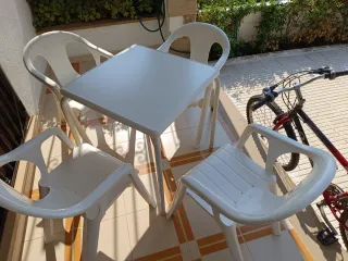 Mesa y 4 Sillas de Plástico Blancas