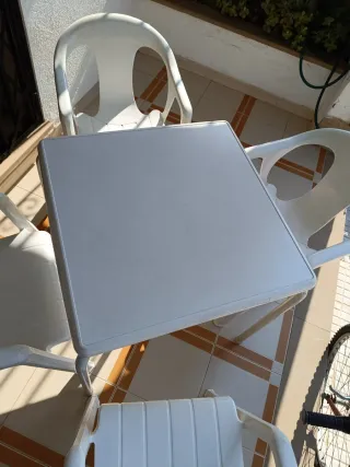 Mesa y 4 Sillas de Plástico Blancas