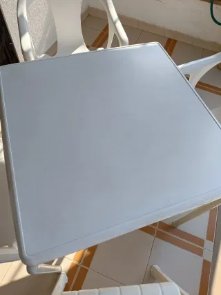 Mesa y 4 Sillas de Plástico Blancas