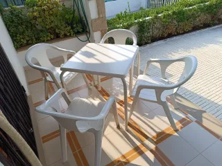 Mesa y 4 Sillas de Plástico Blancas