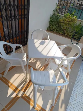 Mesa y 4 Sillas de Plástico Blancas