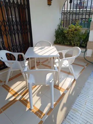 Mesa y 4 Sillas de Plástico Blancas