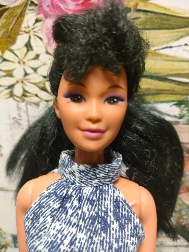 Barbie asiática Kira o miko