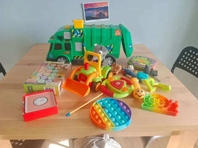 Un sacco di giocattoli vari