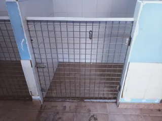 Puerta metálica para perros/gatos