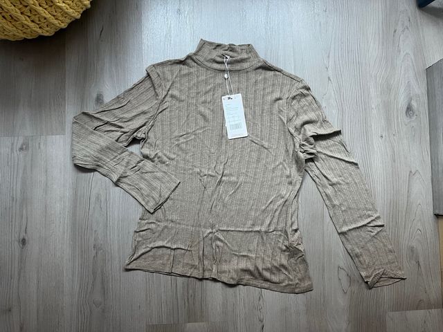 Camiseta de manga larga beige con cuello alto