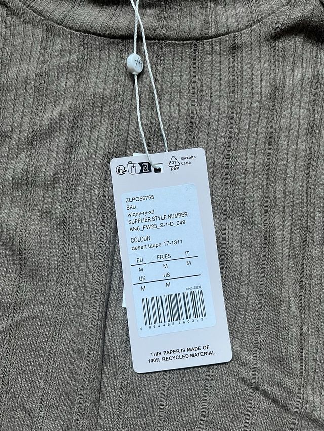 Camiseta de manga larga beige con cuello alto