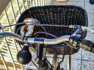 Bicicleta de paseo con cesta delantera
