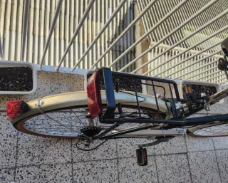 Bicicleta de paseo con cesta delantera