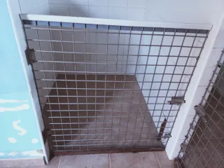Puerta metálica para perros/gatos