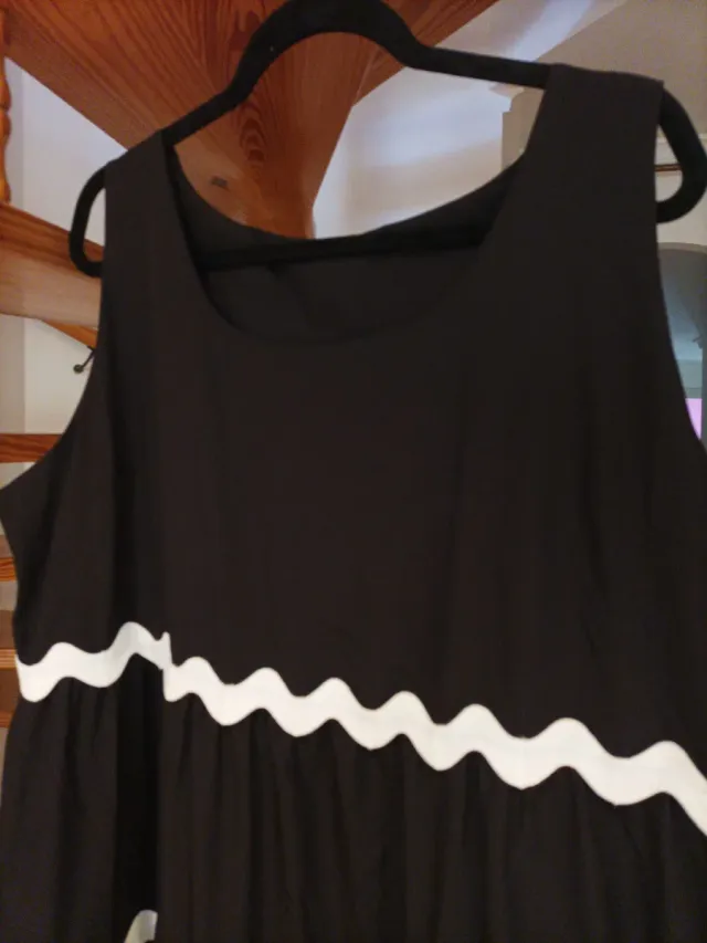 Vestido largo  negro con volantes y ribetes blanco