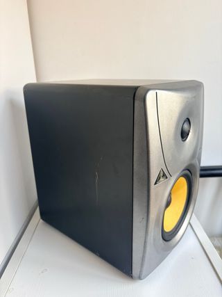 Monitor de estudio Behringer gris y amarillo