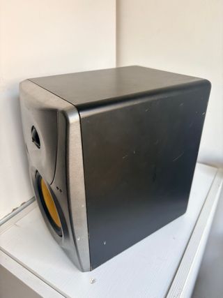 Monitor de estudio Behringer gris y amarillo