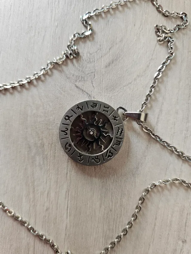 Collar con colgante zodiacal