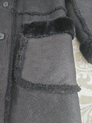 Abrigo Zara Piel Sintética y Pelo Negro reversible