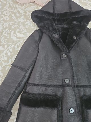 Abrigo Zara Piel Sintética y Pelo Negro reversible