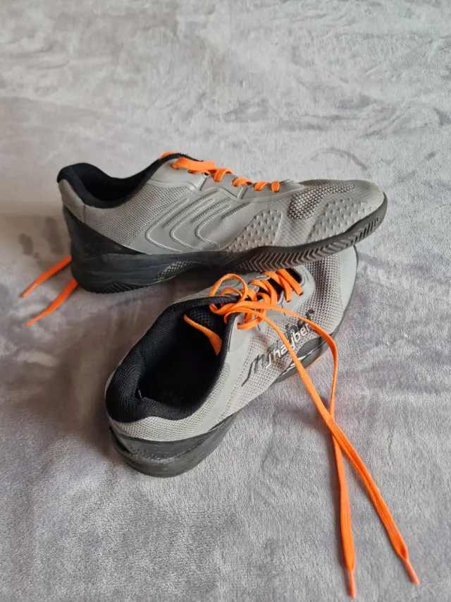 Botas de pádel Bullpadel grises y naranjas