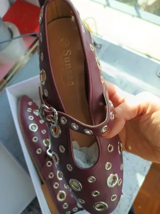 Bailarinas granate con ojales dorados