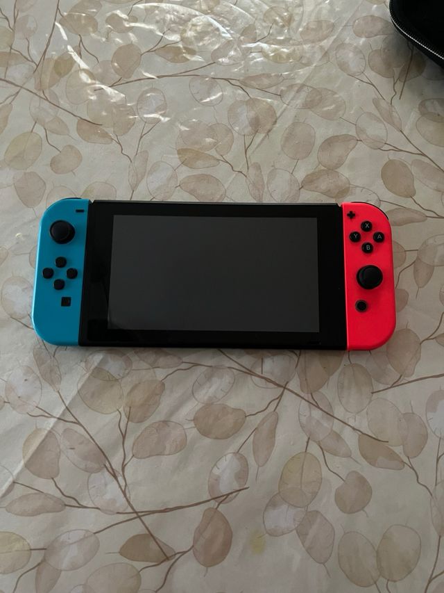 Nintendo Switch Azul/Rojo con funda