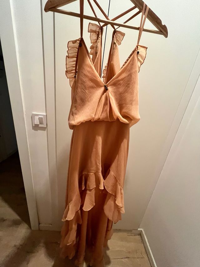 Vestido rosa palo con vuelos. Preciosa espalda.