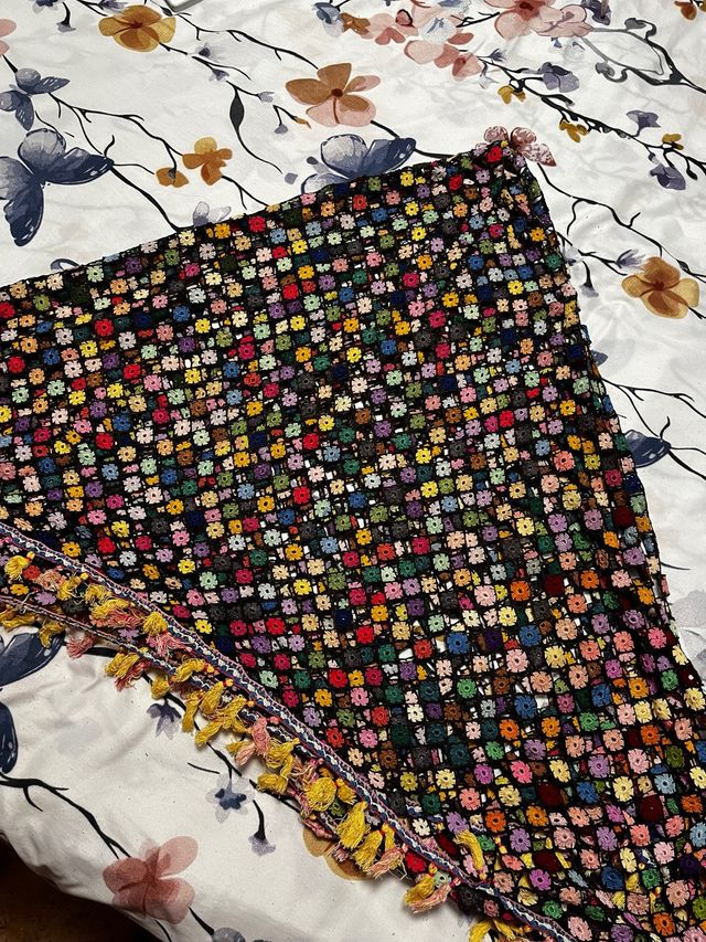 Mantel tejido multicolor con flecos