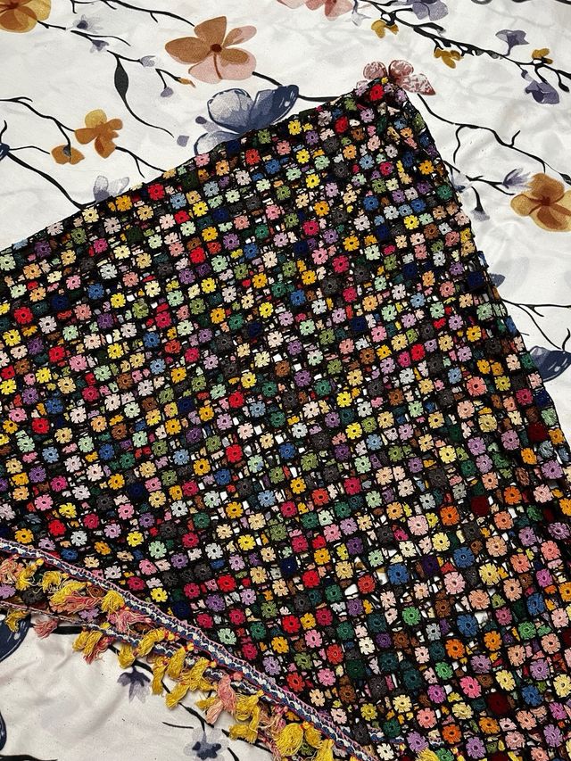 Mantel tejido multicolor con flecos