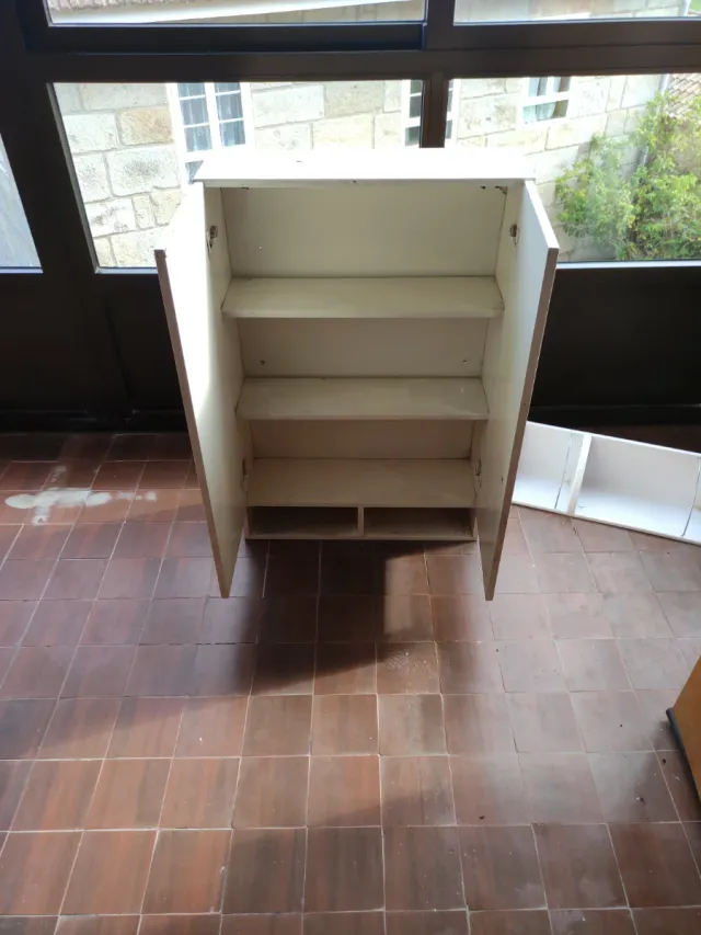 Mueble blanco de madera