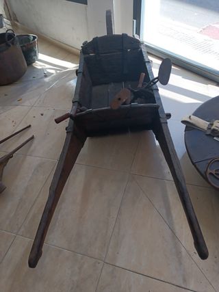 Carro comedero antiguo para animales