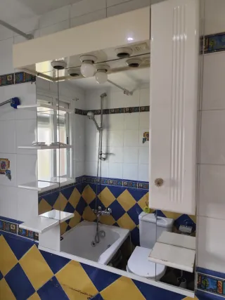 Espejo de baño con tirador de cristal