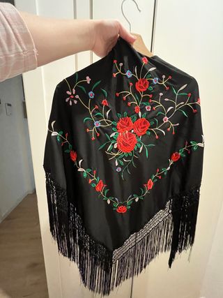 Mantón Flamenco Negro Bordado Flores Rojas