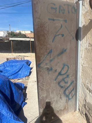 Puerta anti okupa con llave