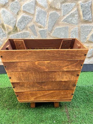 Fioriera rialzata in legno